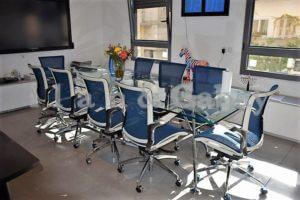 חדר ישיבות נקי עם כסאות צבעוניים