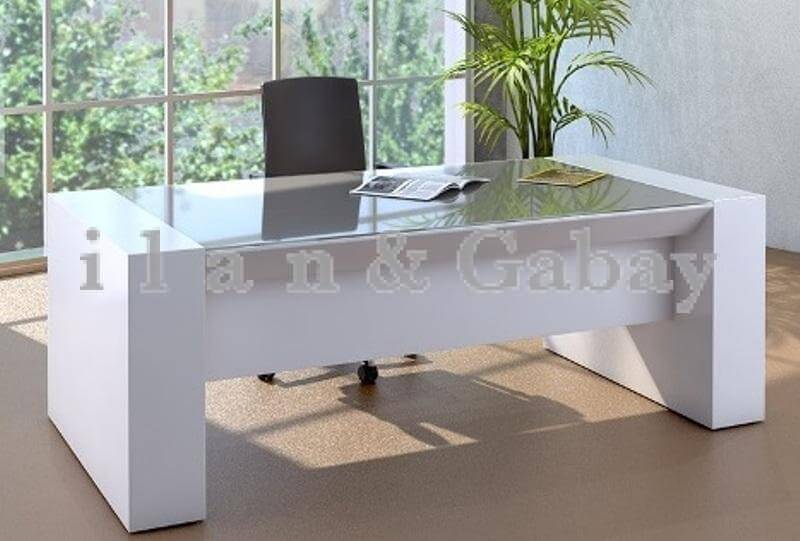 שולחן מנהלים עם כסא מנהלים שחור ונוף מרהיב שולחן מנהלים עם כסא מנהלים שחור ונוף מרהיב