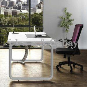 שולחן כתיבה בצבע בלן עם נוף מרהיב וכסא שחור