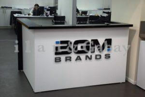 דלפק קבלה מעוצב בצע לבן