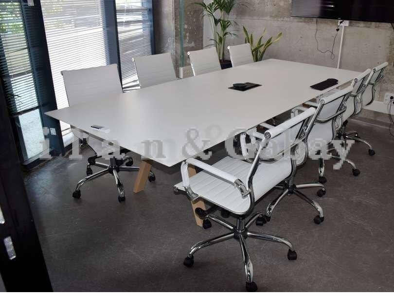 שולחן ישיבות בצבע לבן מעץ מלא וכסאות לבנים בהתאמה אישית ללקוח